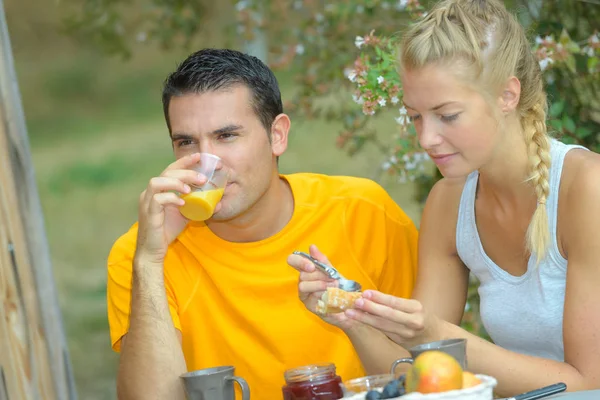 Glückliches Paar oder Freunde beim Frühstück im Freien — Stockfoto