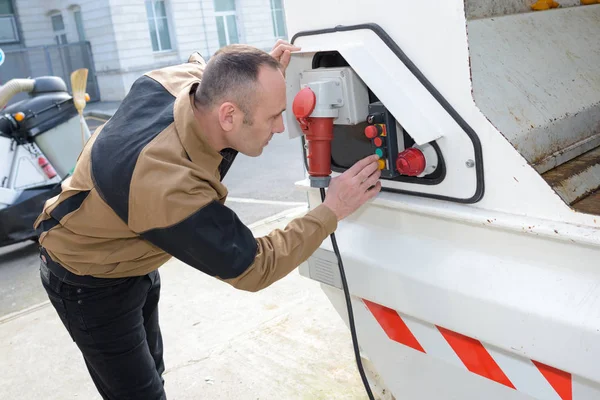 Auto und Mann aufladen — Stockfoto