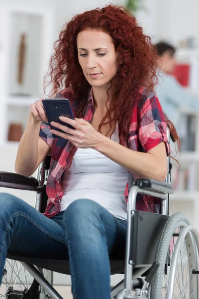 Schöne kaukasische behinderte Frau im Rollstuhl sitzen — Stockfoto