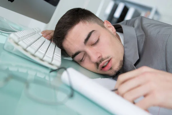 Homem tentou de trabalhar e dormir na mesa de trabalho — Fotografia de Stock