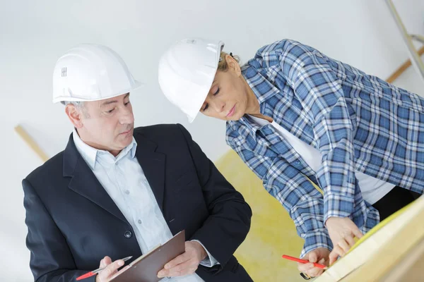 Due falegnami che realizzano disegni di cornici nel loro laboratorio — Foto Stock