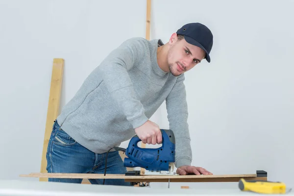 Portret van man met behulp van puzzel — Stockfoto