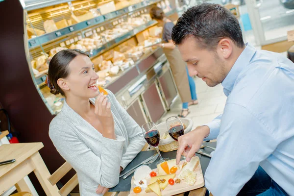 Pareja comiendo en la cafetería — Foto de Stock