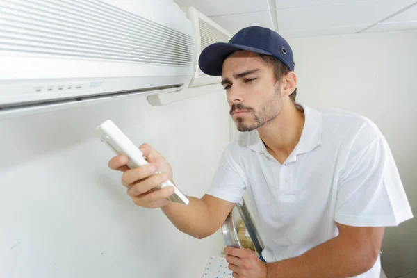 Técnico que comprueba la instalación de CA en el edificio de clientes —  Fotos de Stock