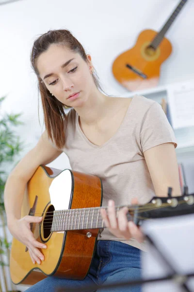 Menina bonita adolescente tocando guitarra — Fotografia de Stock