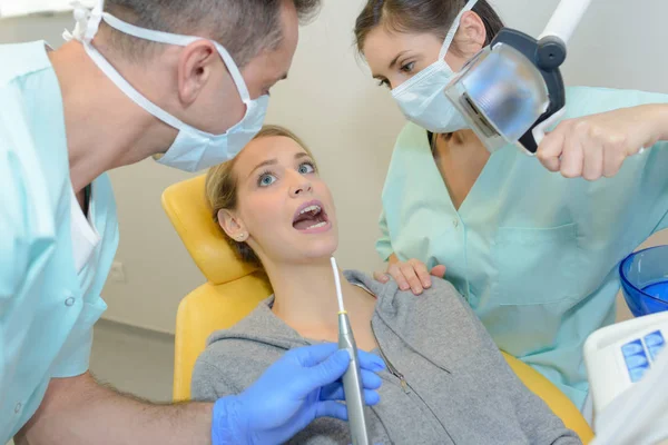 Dentista controllare un client gengive — Foto Stock