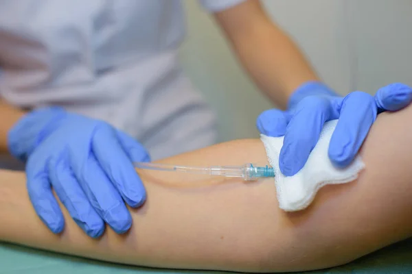 Fechar o gotejamento intravenoso no braço — Fotografia de Stock