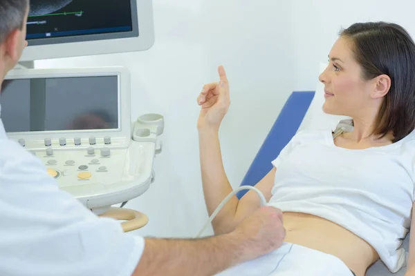 Madre embarazada que se hace un ultrasonido — Foto de Stock