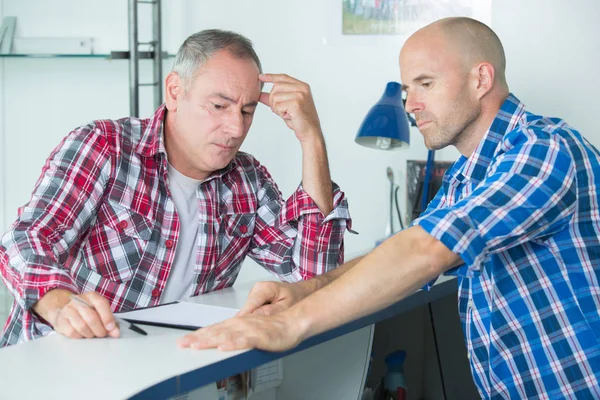 Construction manager resolving a problem with colleague — Stock Photo, Image
