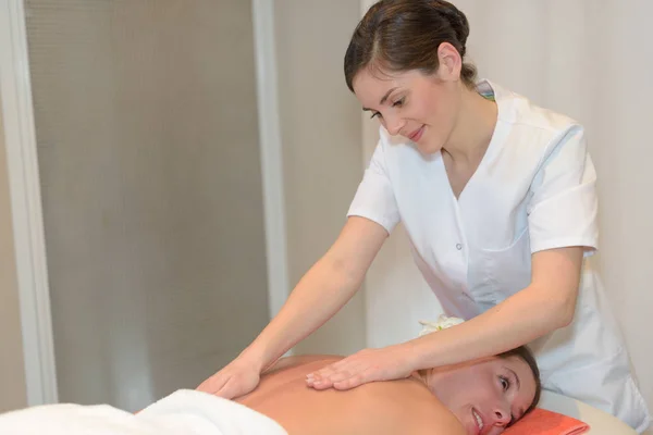 Mooi jong meisje het hebben van massage in spa salon — Stockfoto