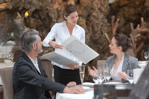 Pareja en restaurante elegir menú — Foto de Stock