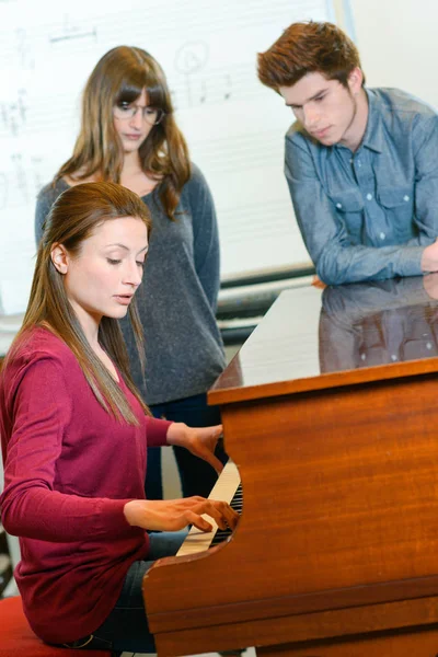 音楽学校でピアノのレッスン — ストック写真