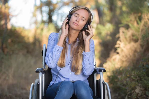 Mooie vrouw luisteren naar muziek buiten — Stockfoto