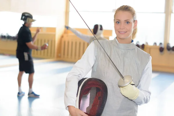 Porträtt av kvinna i fäktning kläder — Stockfoto