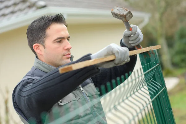 Man fixing fence and man — Stock Photo, Image