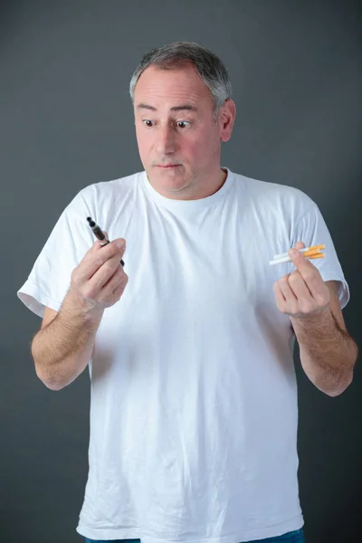 Hombre eligiendo preferencia de humo —  Fotos de Stock