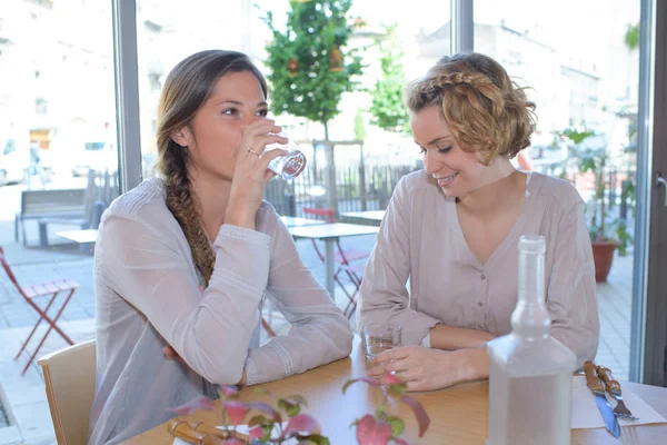 Mulheres bonitas almoçando no restaurante — Fotografia de Stock