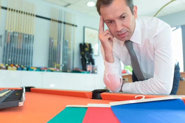 Geschäftsmann liest Vertrag auf dem Tisch — Stockfoto