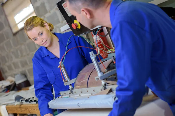 Engenheiro mecânico na oficina — Fotografia de Stock