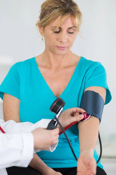Médecin mesurant la pression artérielle du patient — Photo