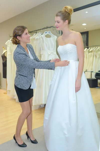Senhora ter vestido de noiva equipado — Fotografia de Stock