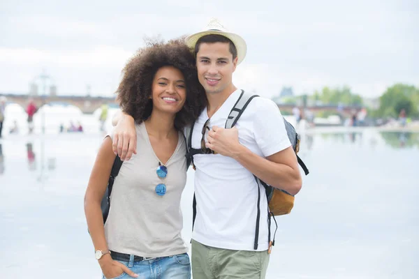 Lächelndes junges Paar im Urlaub — Stockfoto