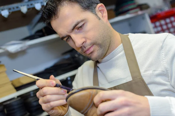 Cobbler repairing shoe and cobbler — Stock Photo, Image