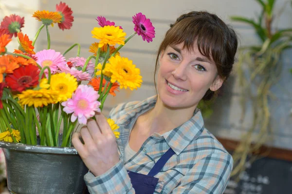 ガーベラと女性の花屋 — ストック写真