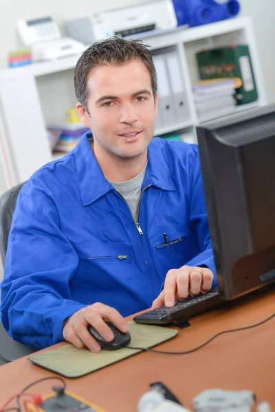 Pracownik fizyczny przy swoim komputerze — Zdjęcie stockowe