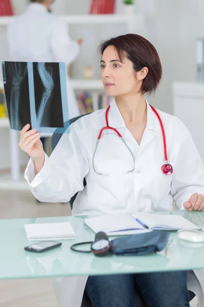 Examining patients x-ray and doctor — Stock Photo, Image