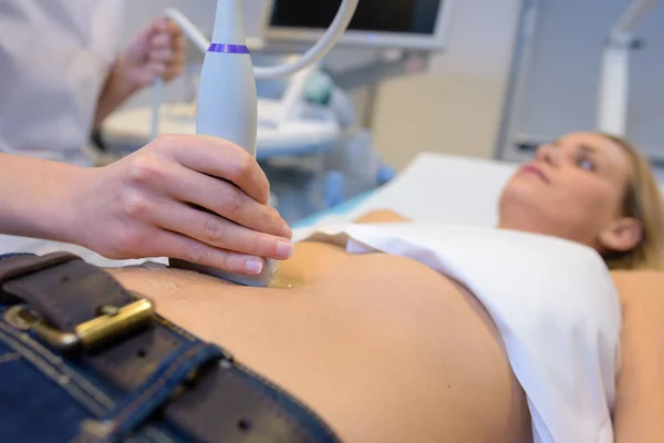 Mujer con exploración abdominal —  Fotos de Stock