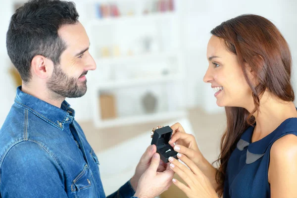 Mulher aceitando anel do homem — Fotografia de Stock