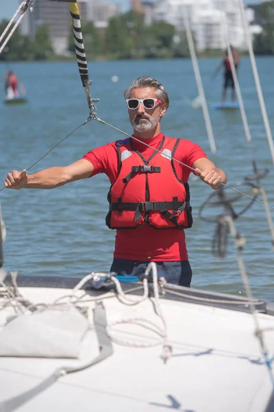 Retrato de desportista maduro perto de catamarã — Fotografia de Stock