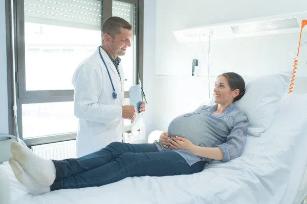 Arzt und schwangere Patientin sprechen im Krankenhaus — Stockfoto