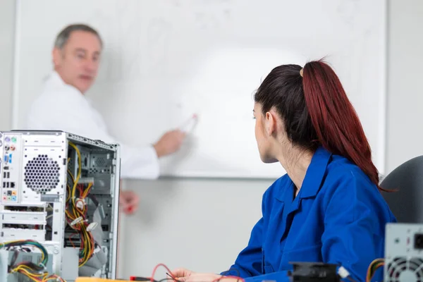 Lehrer zeigt Schülern auf Whiteboard, wie man einen Computer repariert — Stockfoto