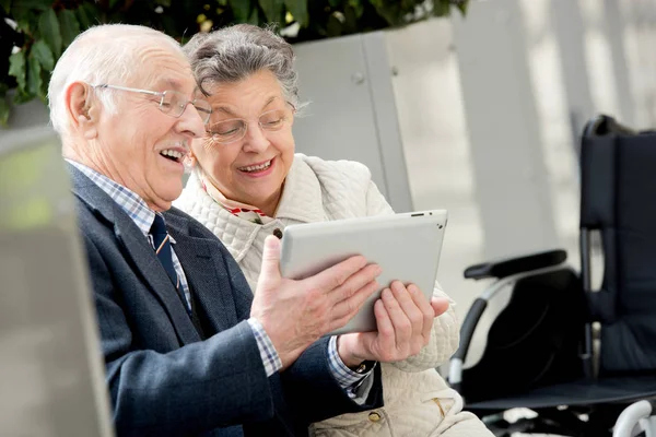 행복 한 조부모는 태블릿을 사용 하 여 — 스톡 사진