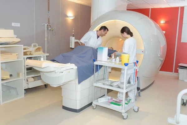 병원에서 Mri 검사를 위한 여성 환자를 준비 하는 방사선 — 스톡 사진