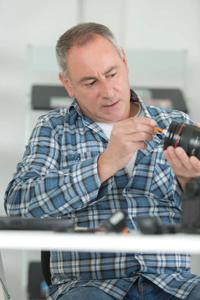 Čištění objektivu muž kartáčem — Stock fotografie