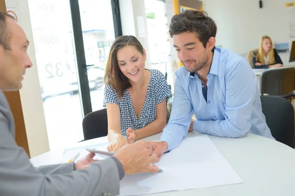 Par i diskussion med agent — Stockfoto