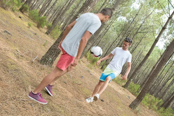 Amigos posando no campo com bola no dia ensolarado — Fotografia de Stock