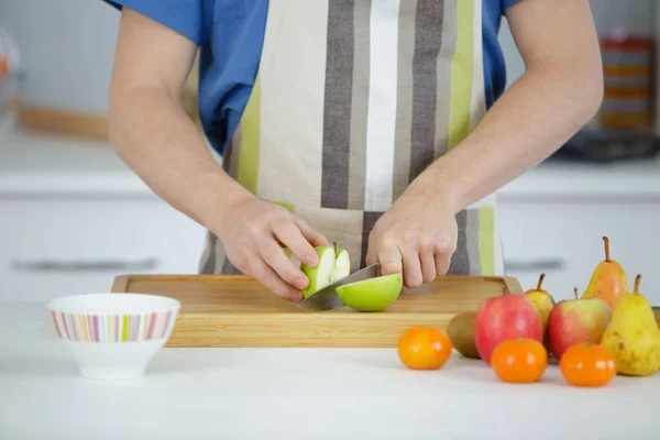 Légumes frais et planche à découper — Photo