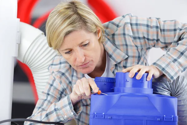 Mulher que trabalha no local técnico — Fotografia de Stock