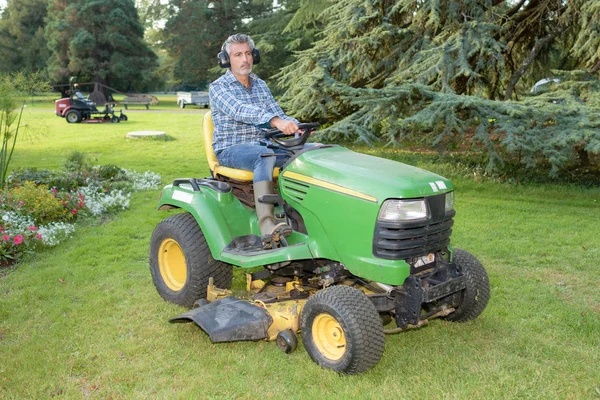 Trimmen van het gras en werk — Stockfoto