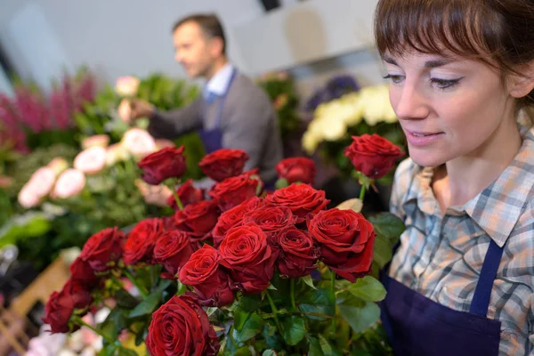 Floristen bei der Arbeit und Floristen — Stockfoto