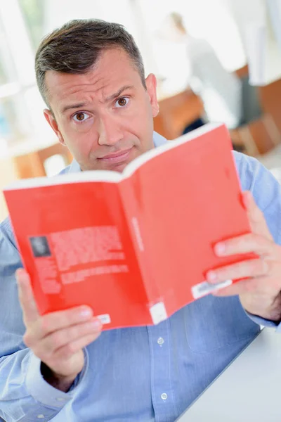 Uomo che legge libro e uomo — Foto Stock