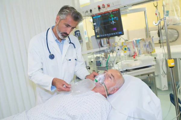 Médico cuidar de paciente gravemente doente — Fotografia de Stock