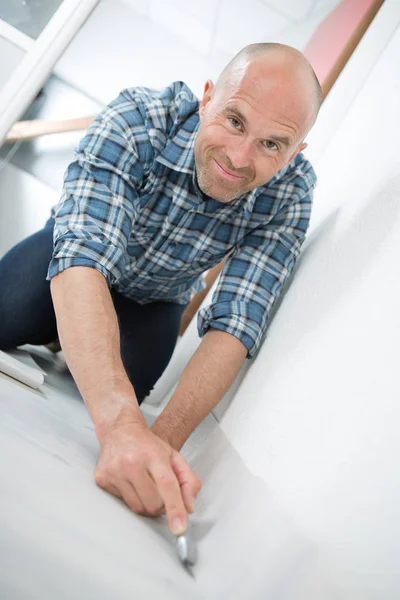 Happy carpet fitter and happy — Stock Photo, Image