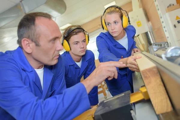 Tischlerlehrling bei der Arbeit — Stockfoto