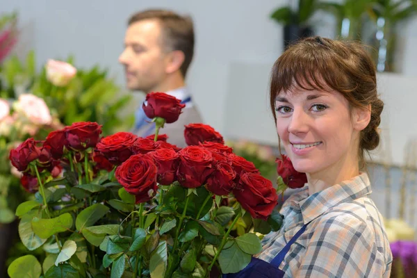 Segurando um monte de rosas — Fotografia de Stock