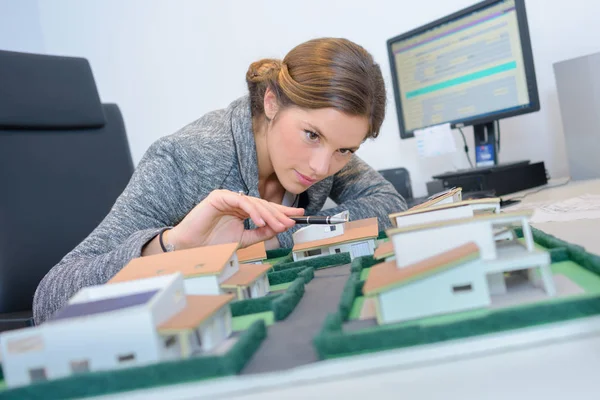 Vrouw kijken naar model woningbouw — Stockfoto